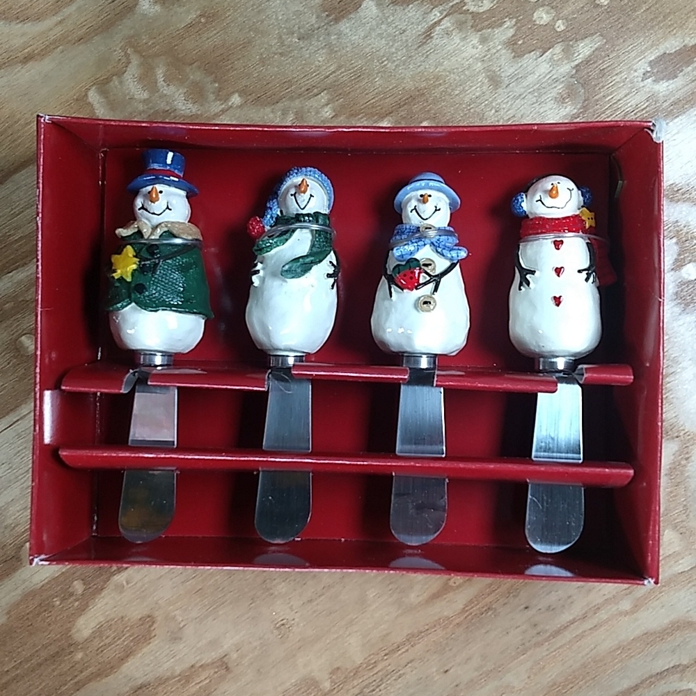 NWT St Nicholas Square "Button Up" 4 spreader set